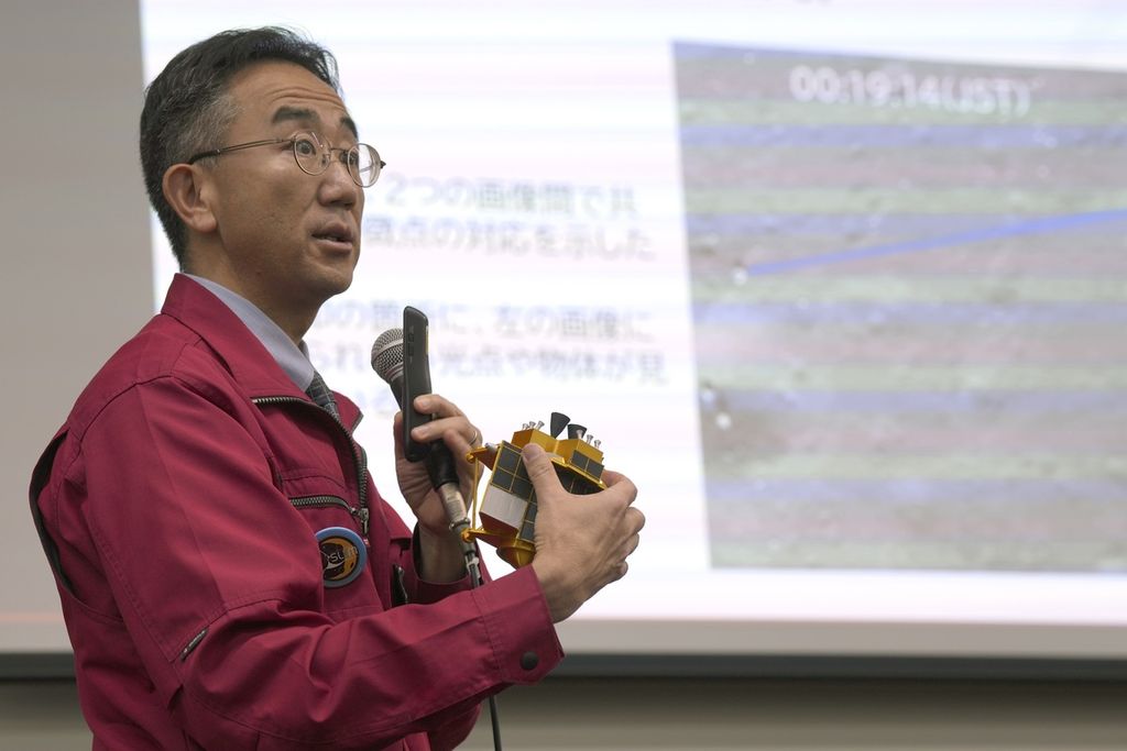 Shinichiro Sakai, Manajer Proyek SLIM atau Pendarat Cerdas untuk Penyelidikan Bulan, tengah memberikan penjelasan dalam konferensi pers, Kamis (25/1/2024) di Tokyo, Jepang, terkait kondisi terbaru wahana antariksa itu.
