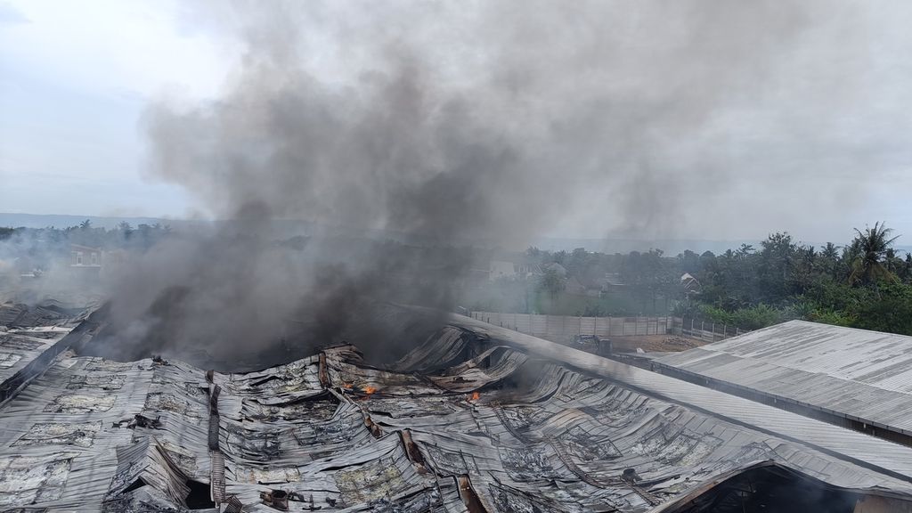 Area gudang pabrik pakaian dalam yang terbakar di Bantul, DI Yogyakarta, Sabtu (31/12/2022).