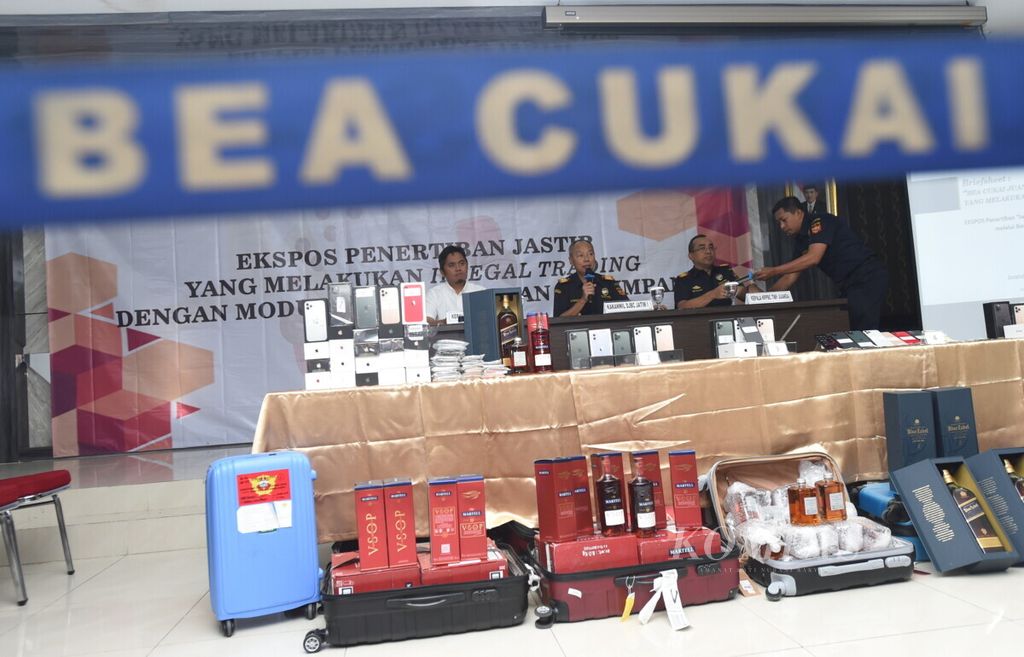 Suasana keterangan pers mengenai barang jasa titip yang disita dari penumpang pesawat internasional di Kantor Pengawasan dan Pelayanan Bea dan Cukai Tipe Madya Pabean Juanda, Sidoarjo, Jawa Timur, Kamis (10/10/2019). 