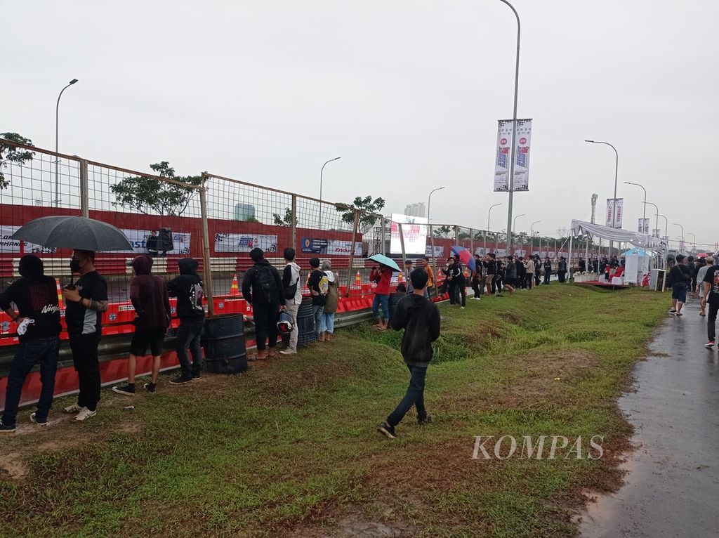 Tepi lintasan sepanjang 500 meter dipenuhi penonton Fastron Enduro Street Race Polda Metro Jaya-BSD di Jalan Gipti BSD Grand Boulevard, Kabupaten Tangerang, Jumat (22/4/2022).