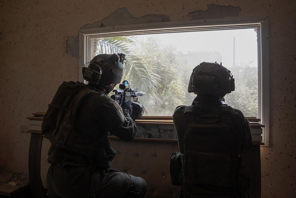 Foto yang dirilis oleh militer Israel pada 18 April 2024 menunjukkan tentara Israel beroperasi di Jalur Gaza di tengah berlanjutnya pertempuran antara Israel dan kelompok Hamas.