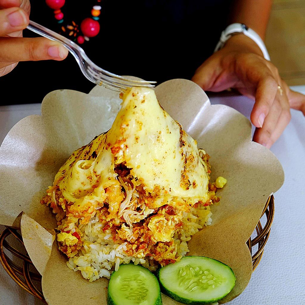 Ayam geprek yang memiliki cita rasa pedas disajikan dengan lelehan keju mozzarella  di Ayam Keprabon Express, Karet Kuningan, Setiabudi, Jakarta Selatan, Kamis (25/1). 