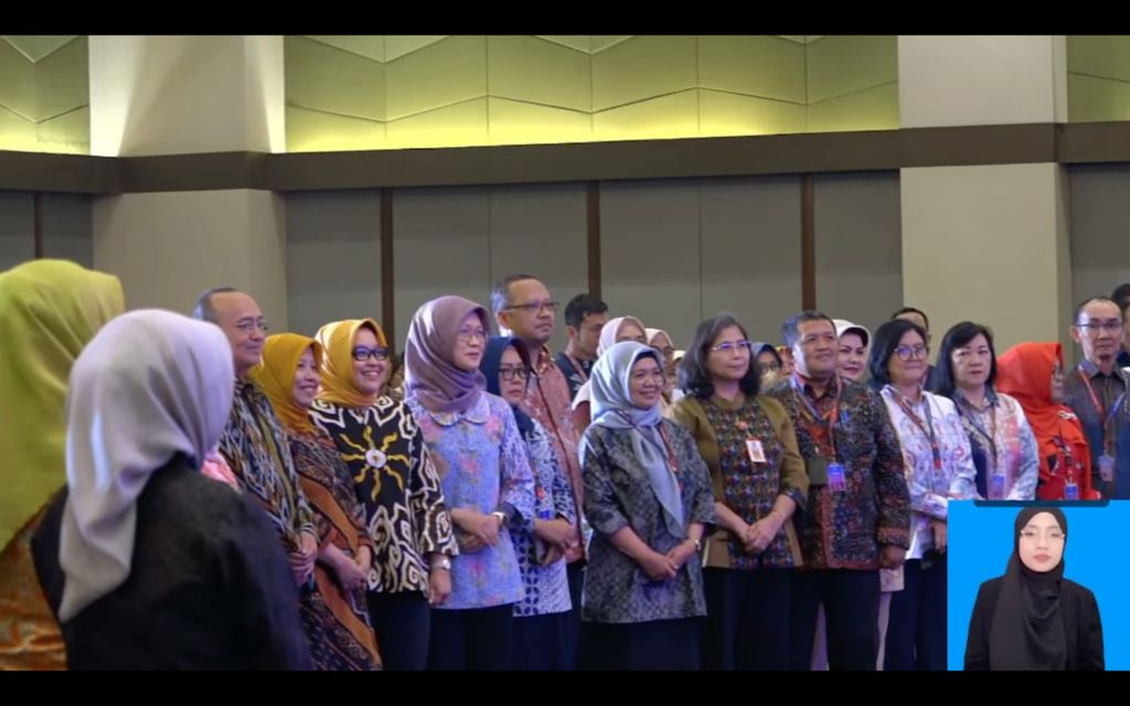 Pembicara dan peserta Rapat Koordinasi Nasional PPPA Tahun 2023 berfoto bersama pada acara pembukaan rapat koordinasi di Bogor, Rabu (30/8/2023).