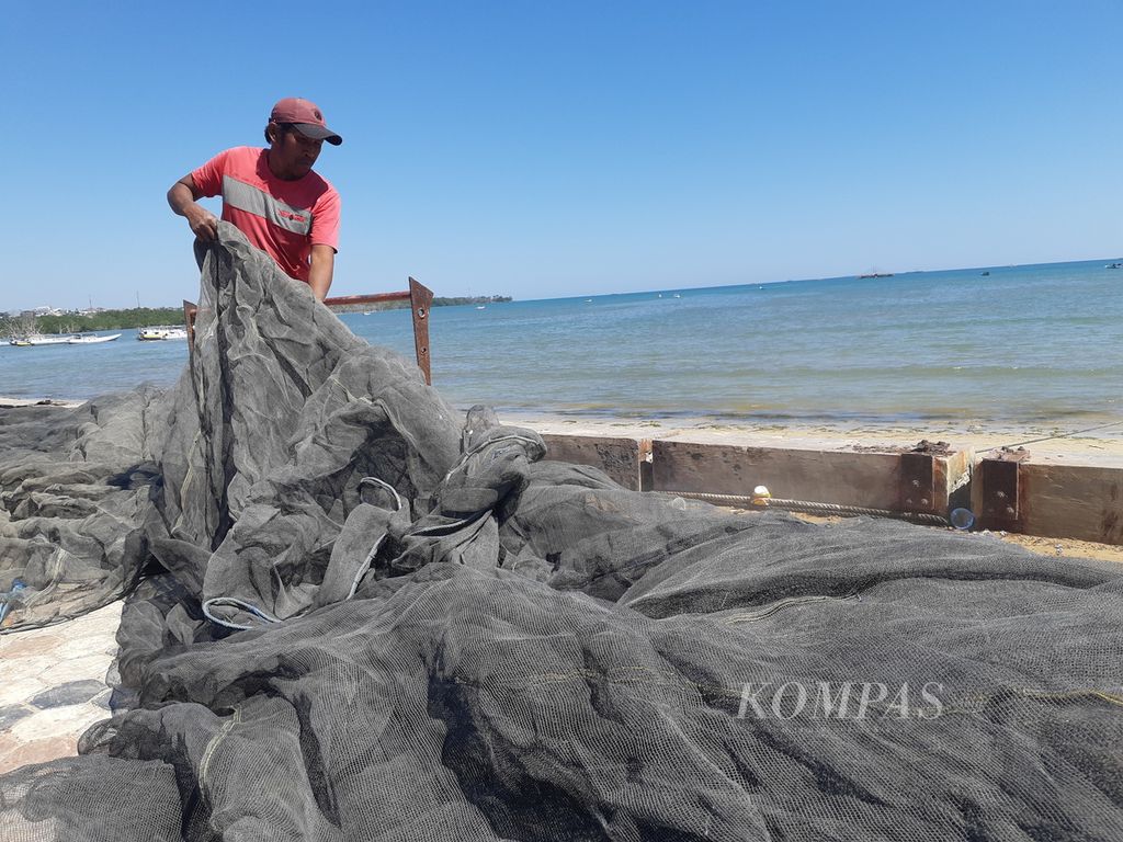 Nelayan menyiapkan jaring di Kampung Nelayan Oesapa, Kota Kupang, Nusa Tenggara Timur, pada Sabtu (19/8/2023). Jaring itu biasanya digunakan untuk menangkap ikan berukuran kecil, seperti teri.