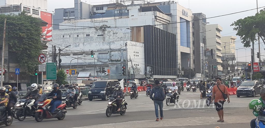 Suasana lalu lintas di jalan raya pantura, sekitar kawasan Kota Tua, Jakarta Barat, Selasa (13/9/2022).