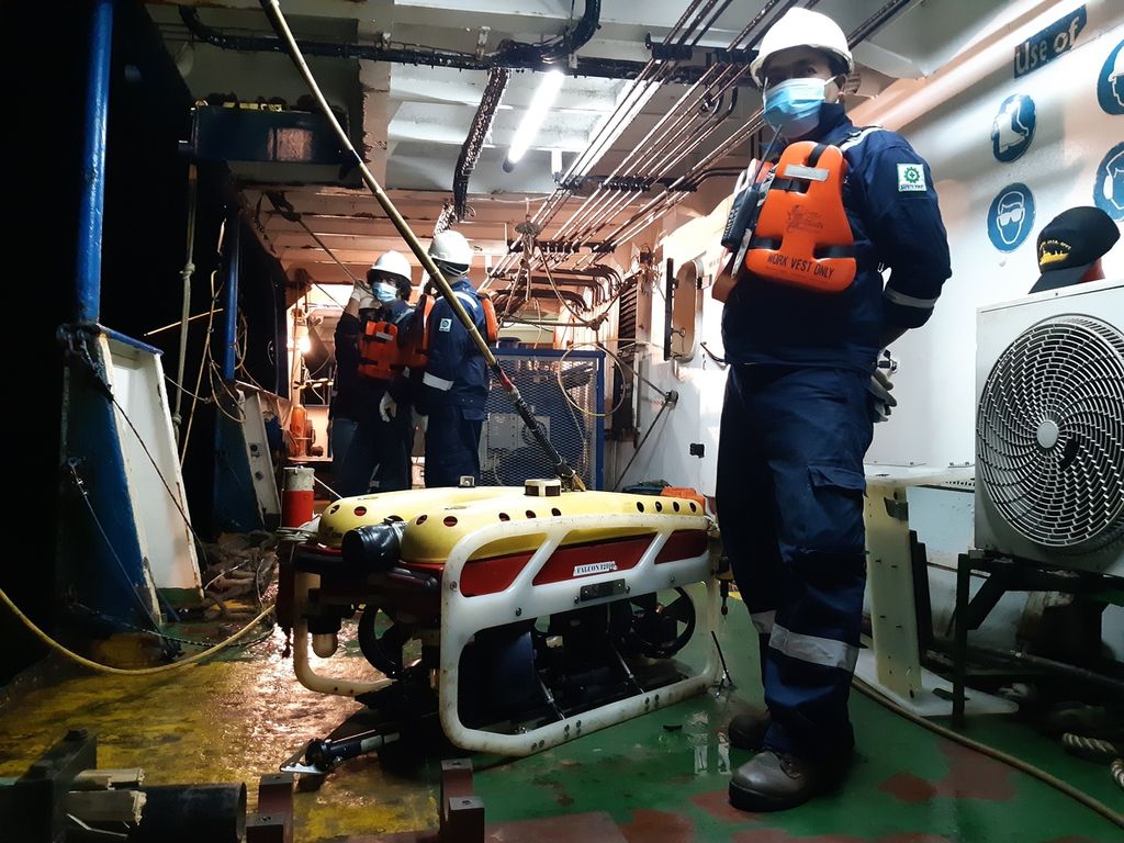 Anggota tim Kapal Riset Baruna Jaya IV bersiap-siap mengoperasikan robot bawah laut (ROV) untuk mencari puing pesawat Sriwijaya Air SJ-182, di perairan Kepulauan Seribu, Jumat (15/1/2021) malam.