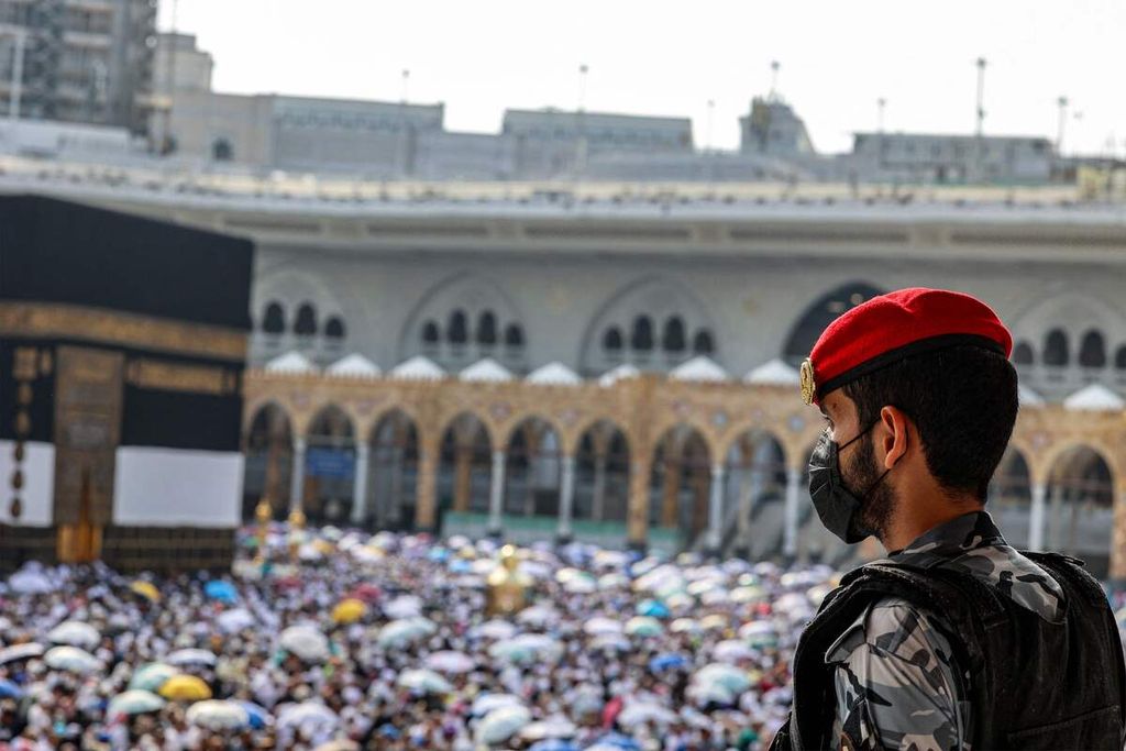 Aparat keamanan Arab Saudi memantau jemaah haji yang sedang menjalankan tawaf <i>wada</i>' (tawaf perpisahan) di Masjidil Haram, Kota Suci Mekkah, Arab Saudi, 18 Juni 2024. 