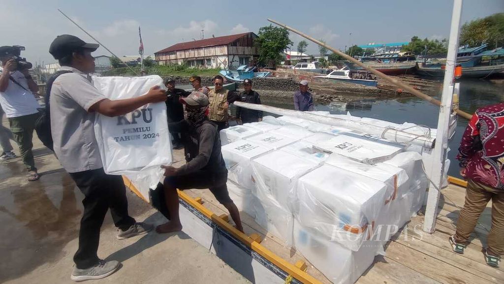 Petugas menyiapkan distribusi logistik Pemilu 2024 menuju Pulau Gili Trawangan, Kabupaten Probolinggo, Jawa Timur, Senin (12/2/2024). Pengiriman logistik terkendala gelombang pasang.