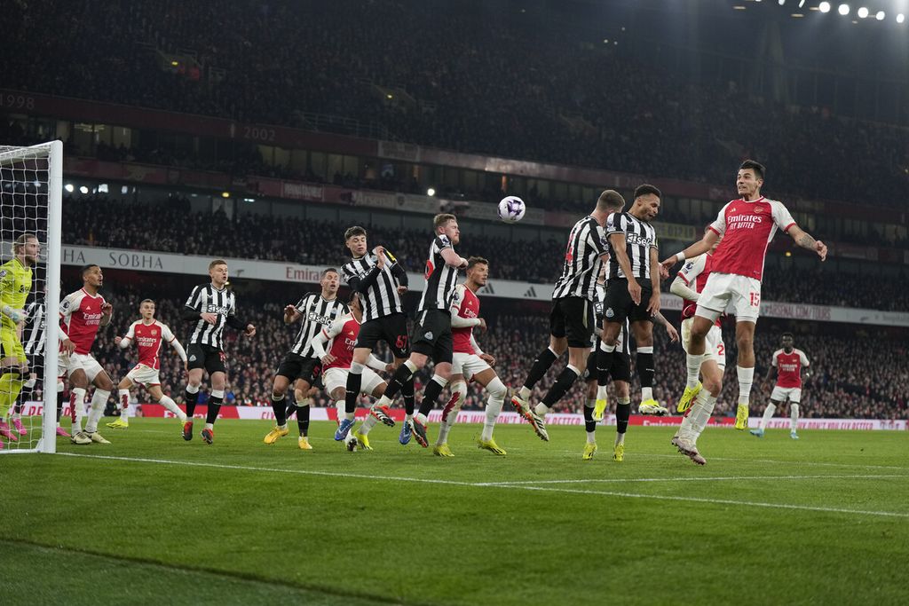 Bek Arsenal, Jakub Kiwior (kanan), mencetak gol ke gawang Newcastle United dengan memanfaatkan umpan sepak pojok, Minggu (25/2/2024) dini hari WIB. 