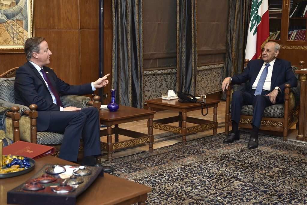 Ketua Parlemen Lebanon Nabih Berri (kanan) berbicara dengan Menteri Luar Negeri Inggris David Cameron dalam pertemuan di Beirut, Lebanon, 1 Februari 2024. 