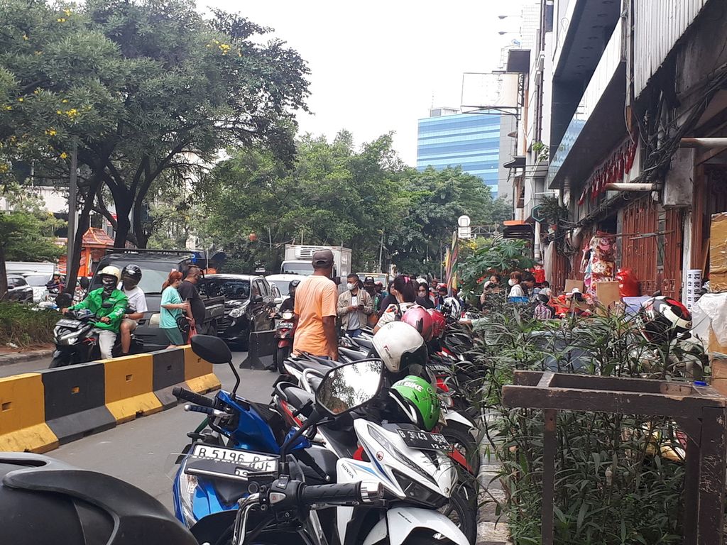 Parkir liar di ruas Jalan Pancoran, Glodok, Taman Sari, Jakarta Barat, Selasa (6/12/2022).