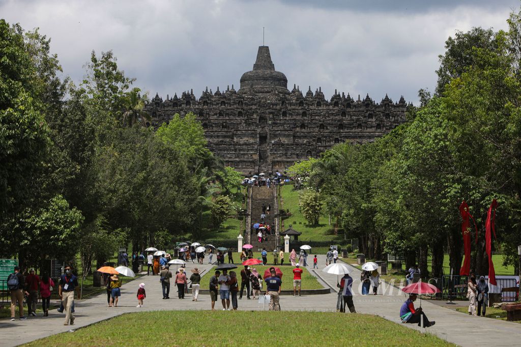 Wisatawan berkunjung dan melihat kemegahan Candi Borobudur di Magelang, Jawa Tengah, Sabtu (12/11/2022). Jumlah wisatawan di Candi Borobudur dibatasi hanya 1.200 setiap hari. Hal ini sebagai upaya pelestarian bangunan candi dengan pembatasan pengunjung. 