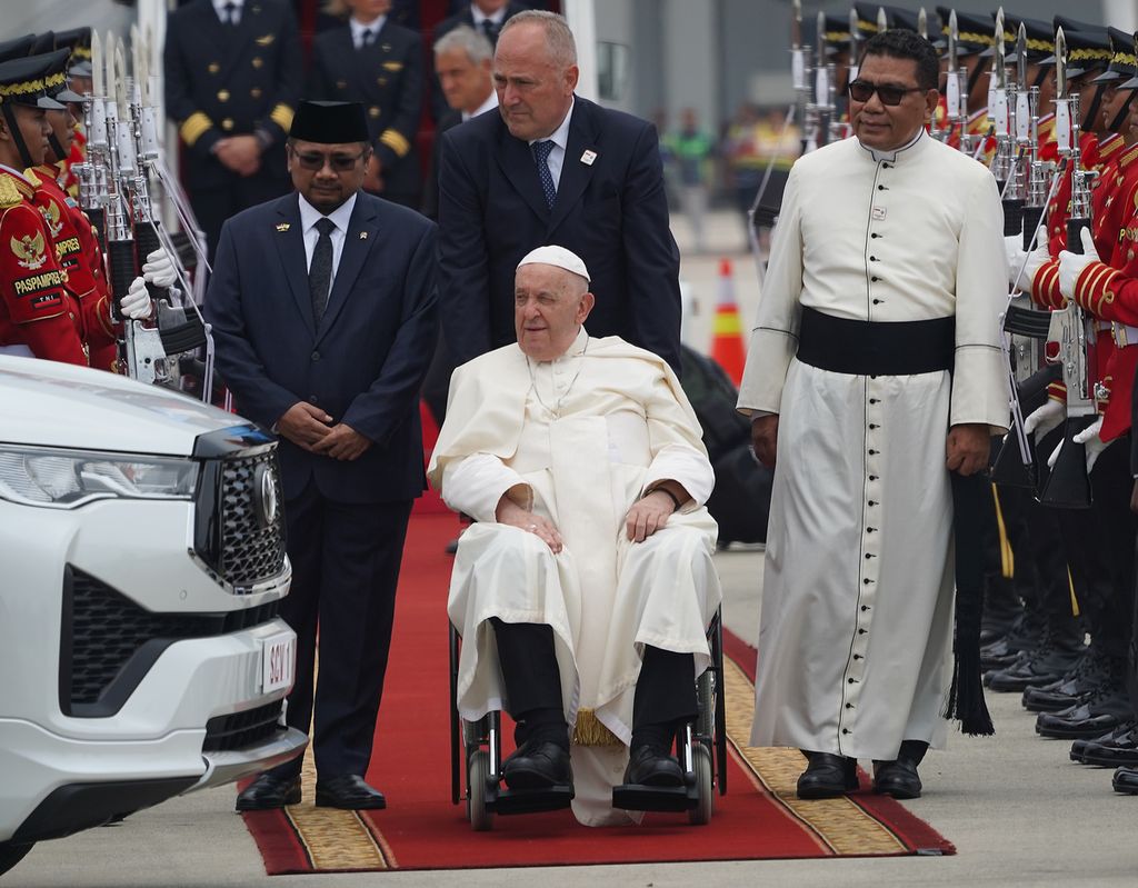 Pemimpin Tertinggi Gereja Katolik sedunia dan Kepala Negara Vatikan Paus Fransiskus tiba di Bandara Soekarno-Hatta, Banten, Selasa (3/9/2024). Indonesia merupakan negara pertama yang dikunjungi dari rangkaian empat negara, yakni Indonesia, Papua Niuguni, Timor Leste, dan Singapura. 