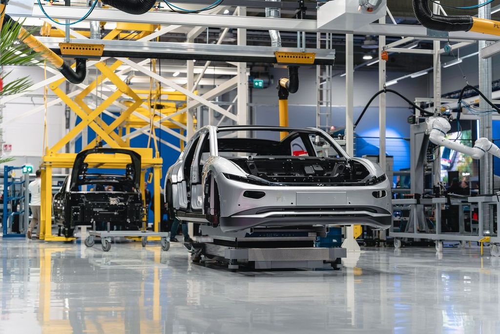 Proses produksi Lightyear Zero, kendaraan bertenaga surya di pabrik mereka di Finlandia. Manajemen menyebut kendaraan ini dan generasi berikutnya, Lightyear 2, telah dipesan hingga 20.000 unit.