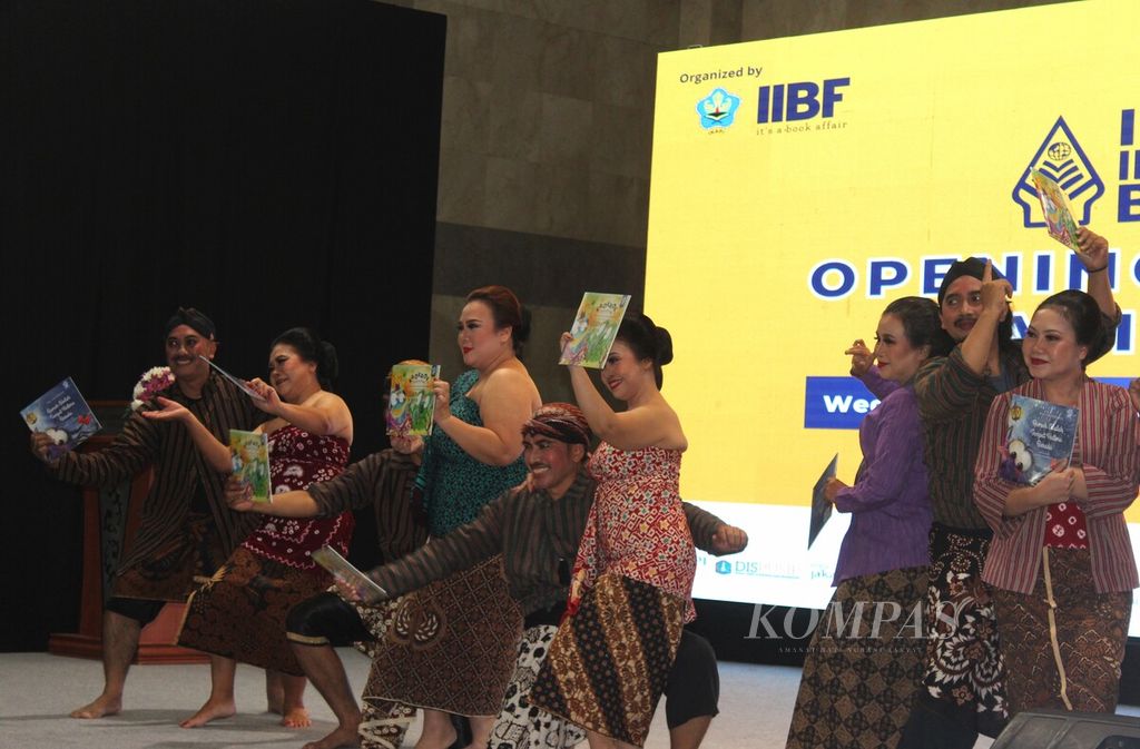 Suasana pembukaan International Book Fair (IIBF) 2022 di Jakarta Convention Center, DKI Jakarta, Rabu (9/11/2022). IIBF diikuti 134 peserta dari dalam dan luar negeri pada 9-13 November.
