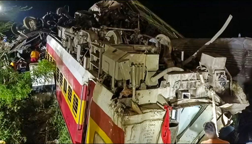 Foto yang diambil dari cuplikan video AFPTV pada 2 Juni 2023 memperlihatkan gerbong kereta yang terbalik setelah tabrakan di dekat Balasore, sekitar 200 kilometer dari Bhubaneswar, ibu kota Negara Bagian Odisha, India. Lebih dari 200 orang tewas dalam kecelakaan tersebut. 