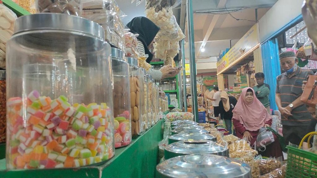 Sejumlah pedagang, termasuk pedagang kue kering dan jajanan, di Pasar Rejowinangun, Kota Magelang, Jawa Tengah, mulai merasakan peningkatan omzet. Rata-rata kios dan los mereka mulai ramai didatangi pembeli yang berbelanja untuk persiapan Lebaran, seperti terlihat pada Kamis (13/4/2023) 