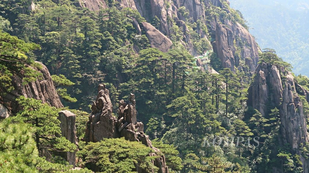 Pemandangan Gunung Huang atau Gunung Huangshan yang terkenal sebagai gunung terindah di China, yang terletak di Provinsi Anhui, Sabtu (10/6/2023). Kawasan Gunung Huang mencakup total 1.200 kilometer persegi. Masyarakat China memberi nama pada sejumlah batu dan pohon pinus, seperti Monyet Mengamati Laut (Monkey Watching the Sea) yang berdiri di atas Puncak Singa (Lion) dan Pohon Pinus Penyambutan Tamu (Guest-Greeting Pine Tree) di sebelah kanan Paviliun Yuping