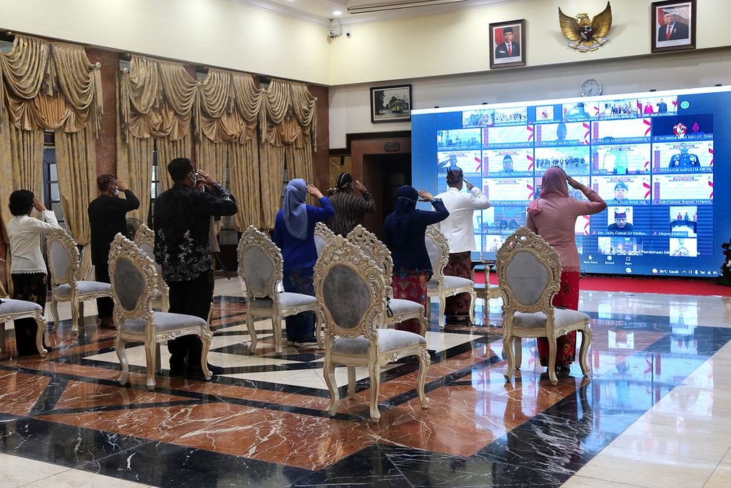 Seluruh jajaran pejabat di lingkungan Pemerintah Kota Surabaya mengikuti peringatan Hari Lahir Pancasila secara dalam jaringan yang dipusatkan di Kabupaten Ende, Nusa Tenggara Timur, Rabu (1/6/2022) di Balai Kota Surabaya.