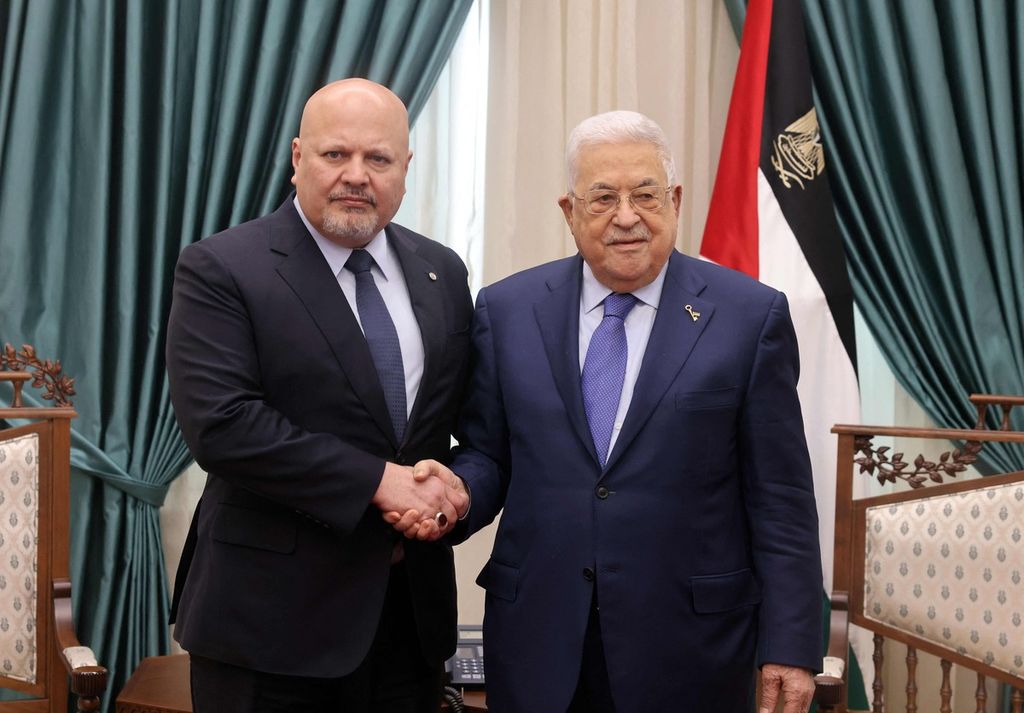 Jaksa ICC Karim Khan (kiri) bertemu dengan Presiden Palestina Mahmoud Abbas di Ramallah, wilayah pendudukan Tepi Barat, Sabtu (2/12/2023). 