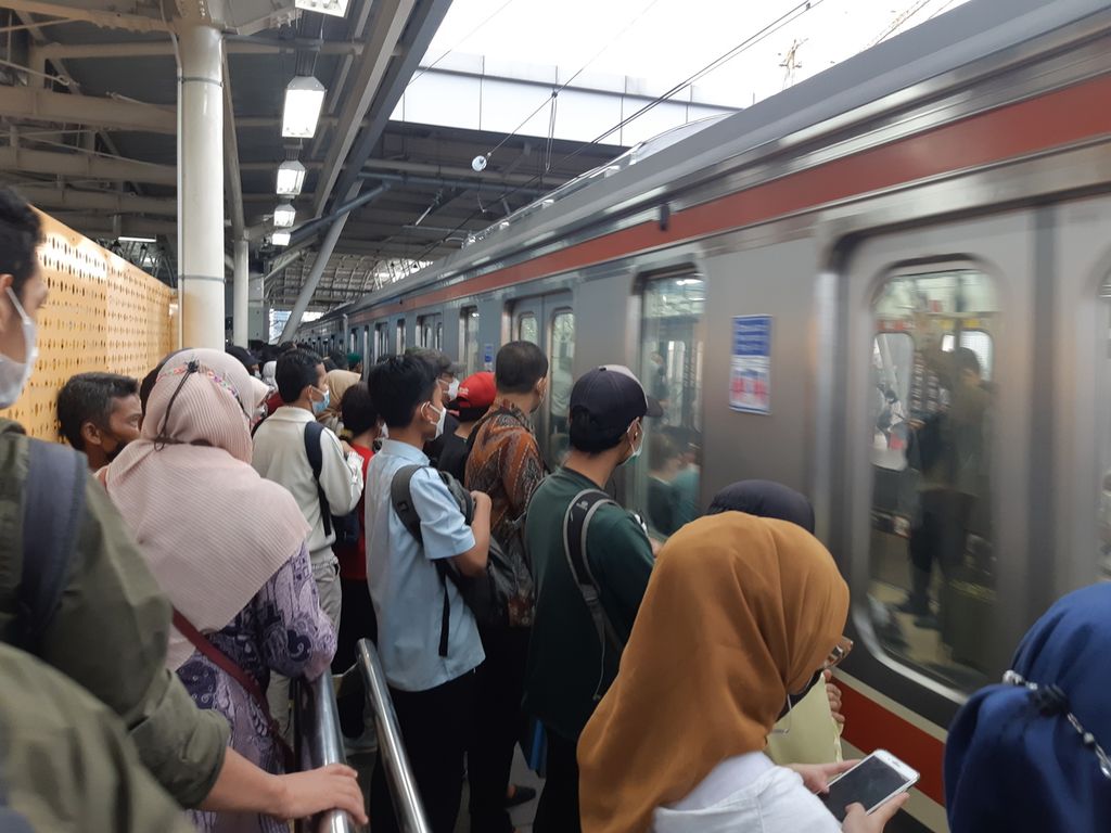 Penumpang sedang menunggu kereta di Peron 12 Stasiun Manggarai, Selasa (31/5/2022) sore.