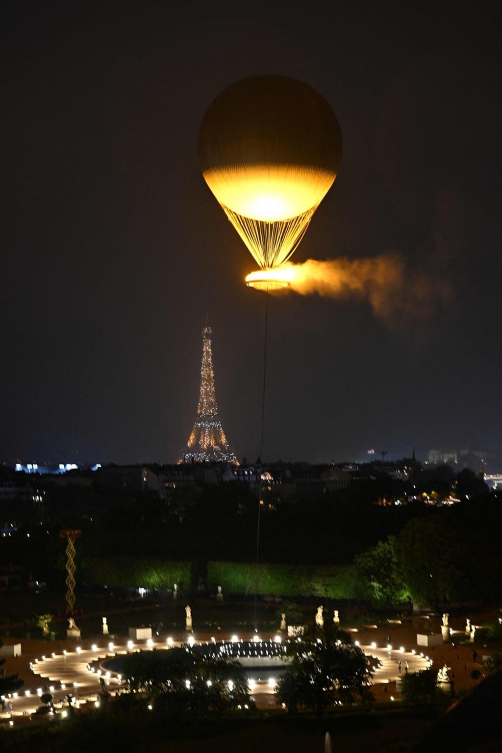 Balon yang membawa kaldron Olimpiade Paris 2024 melayang dengan latar belakang Menara Eiffel saat pembukaan Olimpiade Paris, Sabtu (27/7/2024) dini hari WIB. 