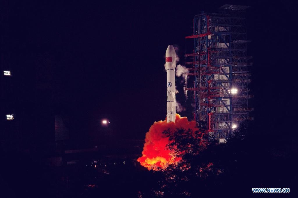 Roket Long March 3C yang membawa satelit Tianlian I-05 meluncur dari Pusat Peluncuran Satelit Xichang di Porvinsi Sichuan, China barat daya pada 6 Juli 2021. Bekas roket sejenis ini yang digunakan dalam misi Chang'e 5-T1 dan meluncur pada 2014 diperkirakan jatuh di sisi jauh Bulan pada Jumat (4/3/2022). Namun, otoritas China membantah tudingan tersebut.