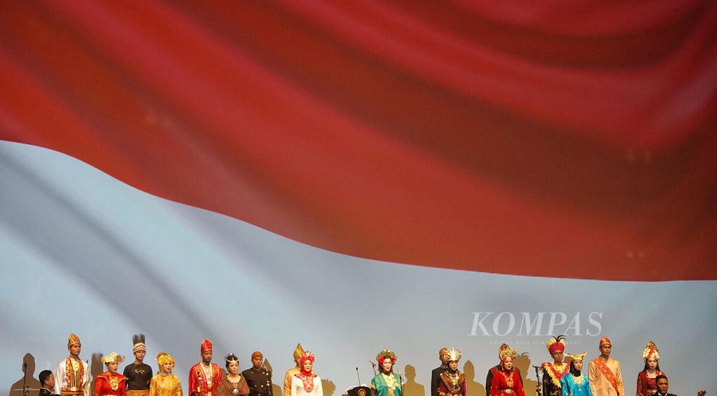 Lagu kebangsaan Indonesia Raya” dinyanyikan pada acara puncak peringatan Hari Ulang Tahun Ke-13 Badan Nasional Penanggulangan Terorisme di Djakarta Theatre, Jakarta, Jumat (28/7/2023). 