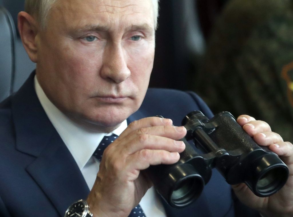 Presiden Rusia Vladimir Putin memegang teropong saat mengamati latihan militer Rusia dan Belarus, Zapad-2021, di area latihan Mulino, wilayah Nizhny Novgorod, Rusia, 13 September 2021. 