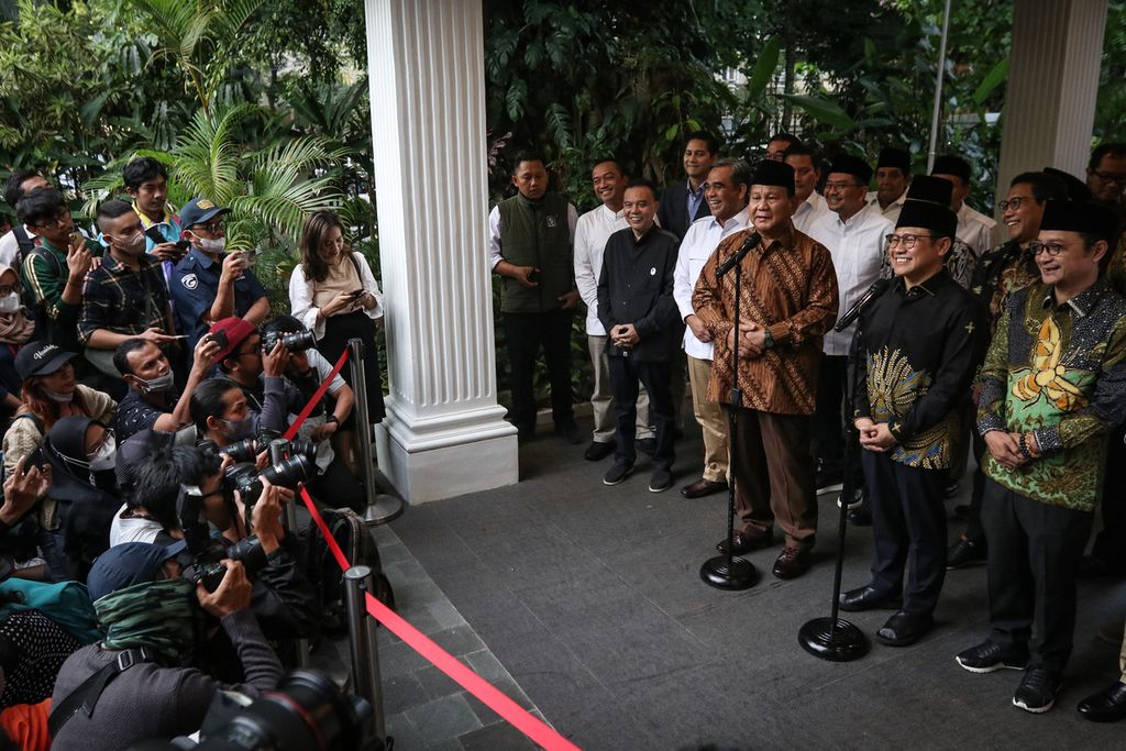 Wartawan meliput pertemuan antara Ketua Umum Partai Gerindra Prabowo Subianto (ketiga dari kanan) dengan Ketua Umum Partai Kebangkitan Bangsa Muhaimin Iskandar (kedua dari kanan) di Jalan Kertanegara, Jakarta, Senin (10/4/2023). 