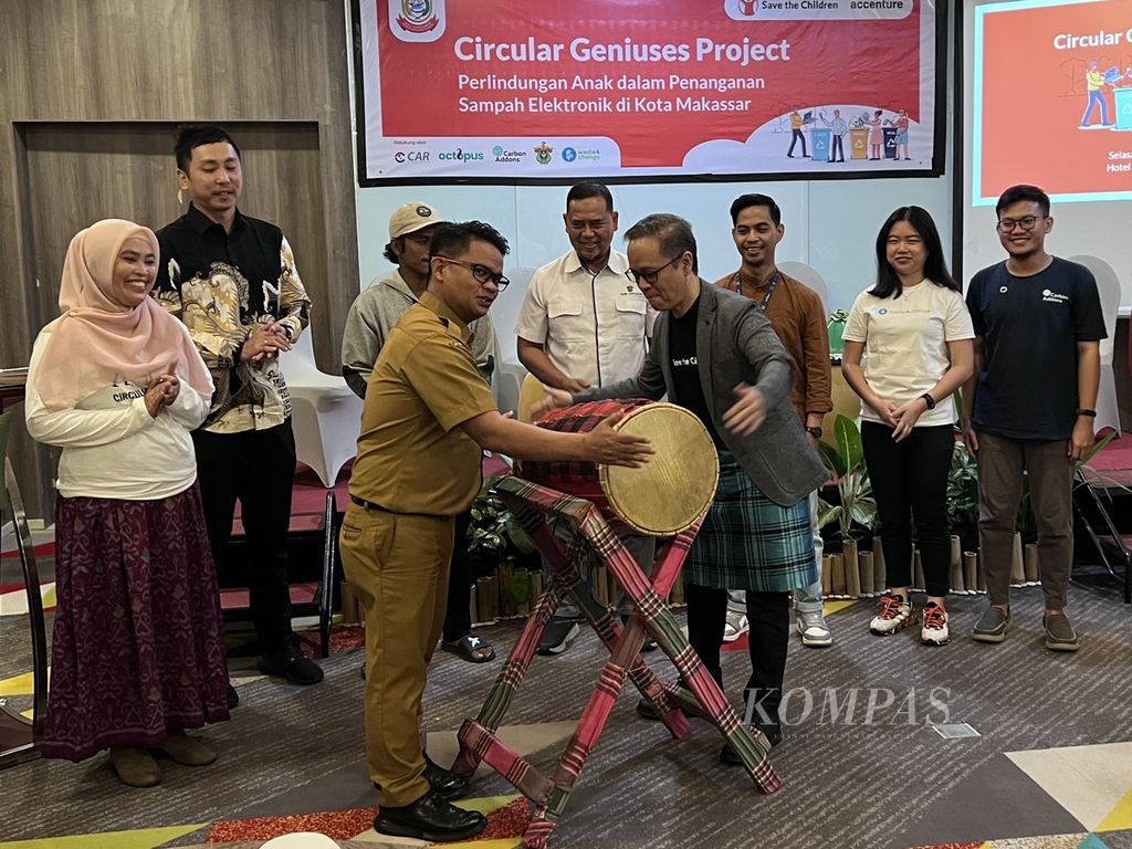 Program Sirkular Jenius diluncurkan di Makassar, Selasa (29/8/2023). Program kerja sama Save the Children dan Pemerintah Kota Makassar ini diharapkan melindungi anak-anak dari limbah elektronik.