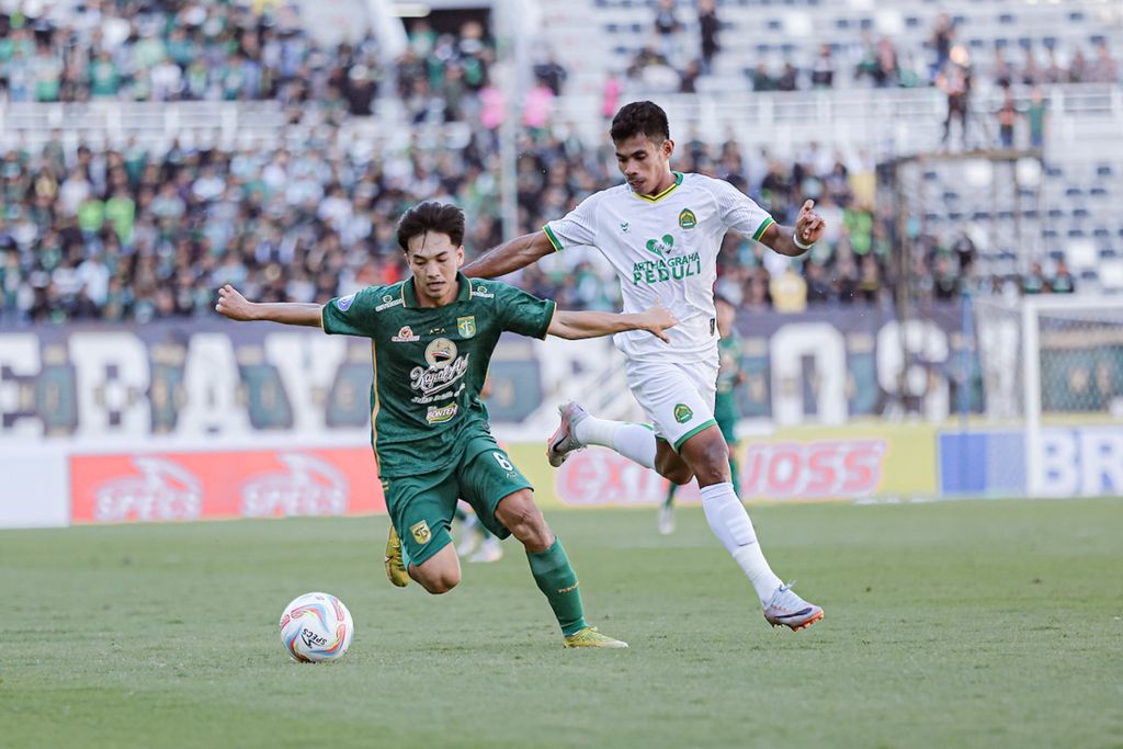 Sayap serang Persebaya Surabaya Muhammad Iqbal saat berlaga melawan Persikabo 1973 di pekan keenam Liga 1 di Stadion Gelora Bung Tomo, Jumat (4/8/2023). Persebaya kalah 1-2 dari Persikabo sehingga terlempar ke zona degradasi klasemen sementara.