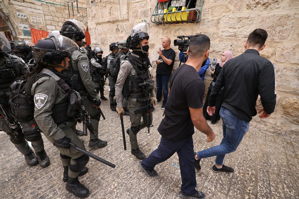 Polisi Israel mengejar beberapa anak muda Palestina di Kota Tua Jerussalem, Minggu (17/4). Meski mendapat kecaman dari banyak pihak, Pemerintah Israel tetap melakukan operasi keamanan untuk meredam situasi di sekitar kompleks Mesjid Al Aqsa. 