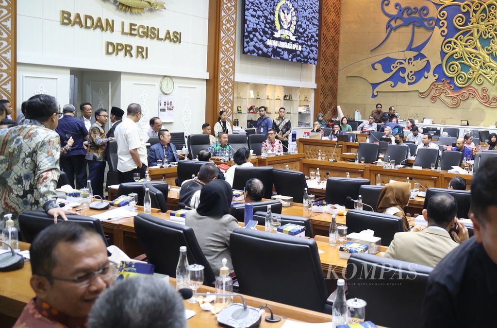 Suasana pembahasan Rancangan Undang-Undang (RUU) Pilkada di Badan Legislasi (Baleg) DPR di Kompleks Parlemen, Senayan Jakarta, Rabu (21/8/2024). Pascakeputusan Mahkamah Konstitusi (MK) tentang UU Pilkada, Baleg DPR melakukan pembahasan kilat RUU Pilkada. Tidak ada satu pun anggota Baleg DPR yang menolak rencana pembahasan kilat revisi UU Pilkada tersebut. 