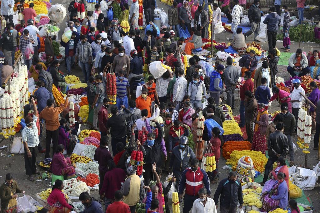 Pengunjung memadati pasar bunga di Bengaluru, India, Jumat (20/11/ 2020). Kasus Covid-19 di India telah melampaui 9 juta kasus sejak awal pandemi. 