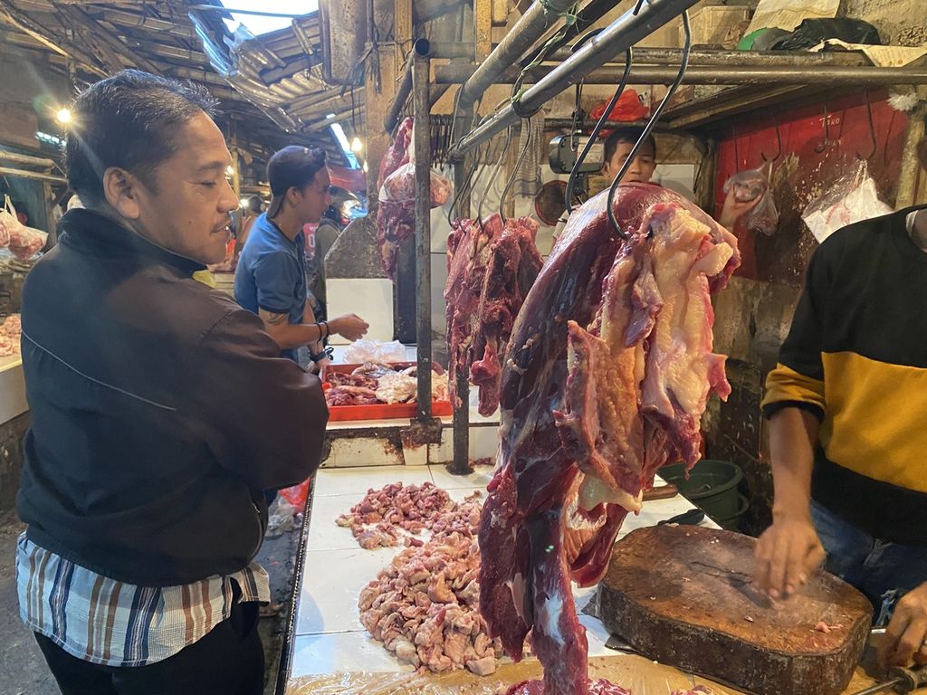 Seorang pembeli menanyakan harga daging sapi dan jeroan di Pasar Induk Kramat Jati, Jakarta Timur, Senin (13/3/2023). Harga daging sebelum memasuki bulan puasa berada di kisaran Rp 130.000-Rp 140.000 per kilogram. 