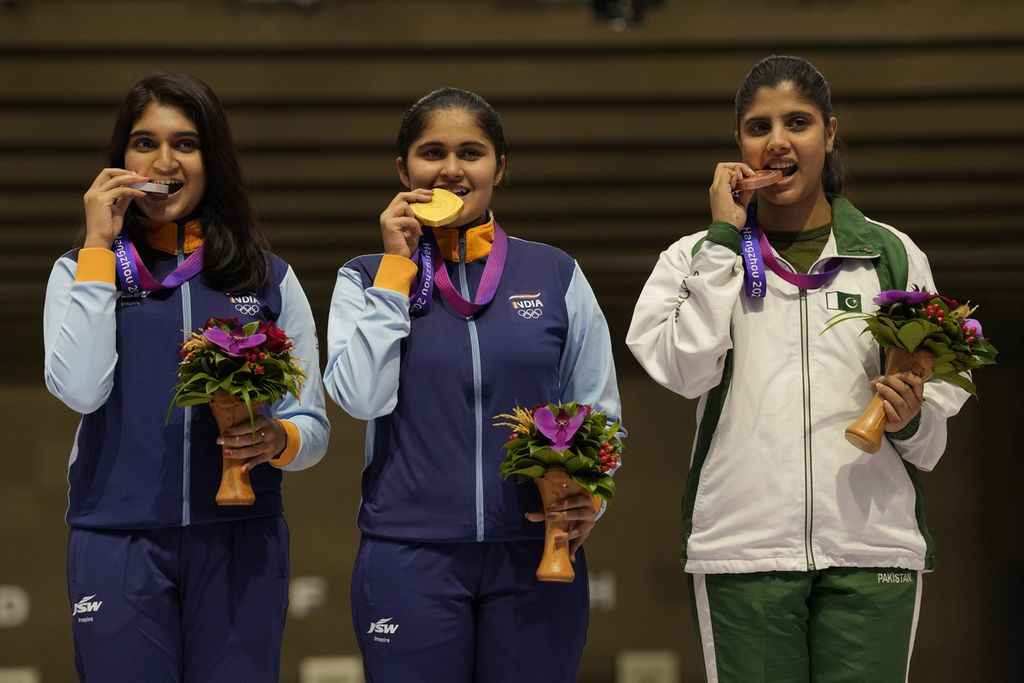 Petembak India, Palak (tengah), meraih emas nomor 10 meter air pistol putri Asian Games 2022 di Hangzhou, China, 29 September 2023. Sejumlah negara memberikan bonus bagi atlet-atlet mereka yang berprestasi.