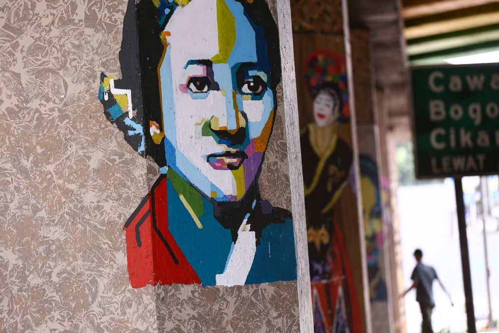 Mural tokoh kebangkitan perempuan Indonesia RA Kartini menghiasi kolong tol di jalan RC Veteran Raya, Jakarta Selatan, Selasa (21/4/2020).  