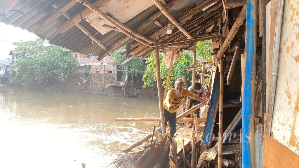 Warga sedang membereskan rumahnya yang terdampak banjir di RT 013 RW 004, Kampung Melayu, Jatinegara, Jakarta Timur, Selasa (7/11/2023).
