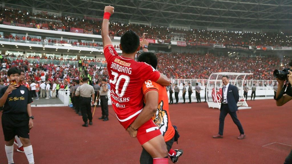 Pemain Persija Jakarta, Bambang Pamungkas, digendong rekan satu timnya ketika Persija menjadi juara tahun 2001, Nur Alim, saat merayakan gelar juara Gojek Liga 1 di Gelora Bung Karno, Jakarta, Minggu (9/12/2018).