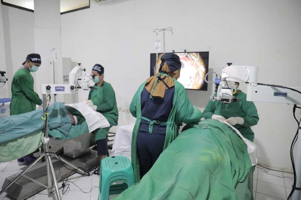 Operasi katarak gratis kepada ratusan warga Papua di Rumah Sakit Bhayangkara, Kota Jayapura, Kamis (14/12/2023).