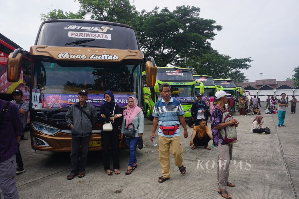 A total of 14 buses served 616 passengers from Purwokerto and its surroundings to return to Jakarta for free. The free homecoming convoy from the Ministry of Transportation departed from Bulupitu Terminal in Purwokerto, Banyumas, Central Java on Monday (15/4/2024).