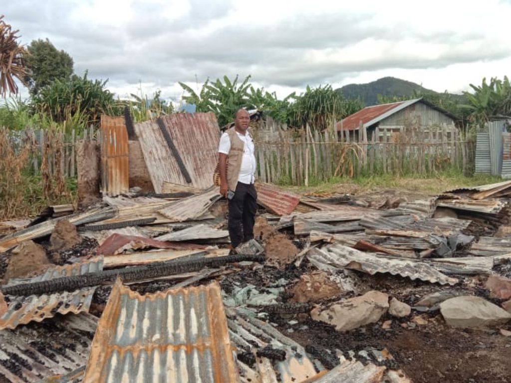Kepala Perwakilan Komnas HAM Wilayah Papua Frits Ramandey melaksanakan investigasi dampak kerusuhan yang terjadi di Kabupaten Dogiyai pada 26 Mei 2022.
