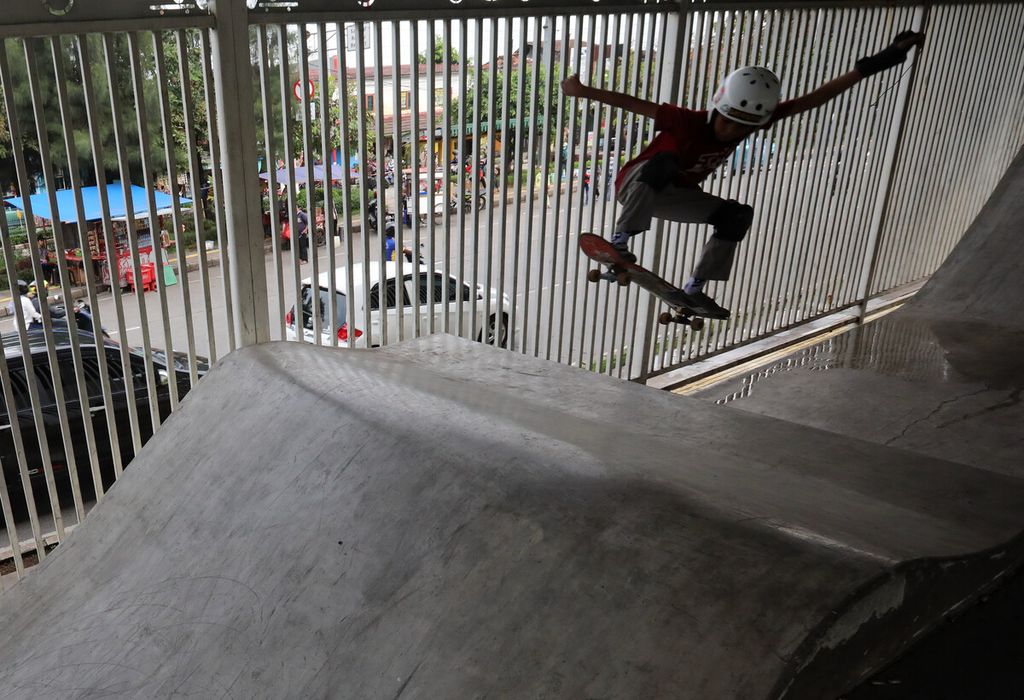 Remaja berlatih kemahiran dengan <i>skateboard </i>di Skate Park, Pasar Rebo, Jakarta Timur, Sabtu (3/4/2021).