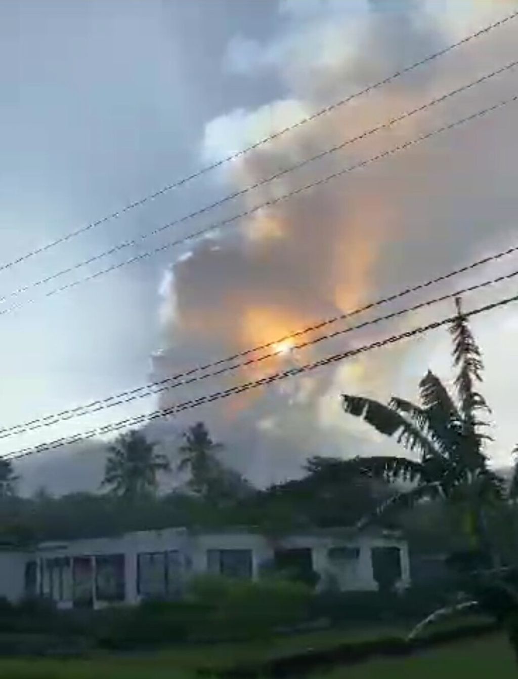 Tampak gunung api Lewotobi Laki-laki di Kecamatan Wulanggitang dan Kecamatan Talibura, Flores Timur, Nusa Tenggara Timur, mengeluarkan abu vulkanik, Senin (1/1/2024) pukul 06.30 Wita. Gambar diambil saat matahari beranjak naik di balik Gunung Lewotobi Laki-laki.