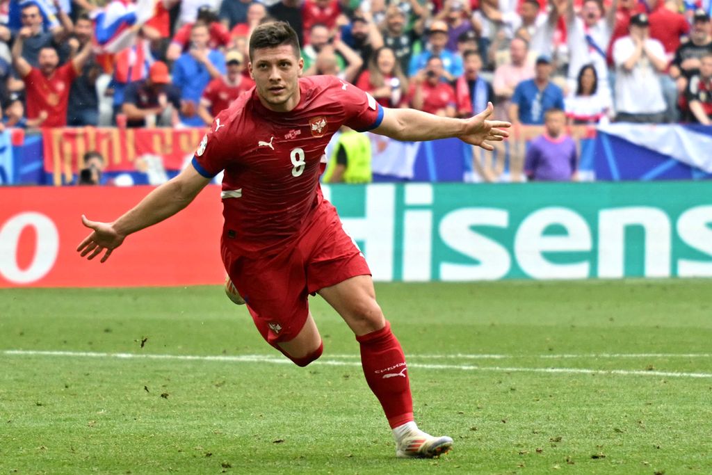 Penyerang Serbia Luka Jovic melakukan selebrasi setelah mencetak gol pertama timnya pada laga kedua penyisihan Grup C Piala Eropa antara Slovenia dan Serbia di Muenchen Football Arena (Allianz Arena), Jerman. Kamis (20/6/2024) malam WIB. 