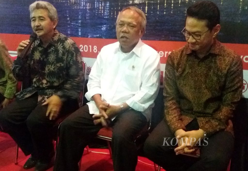 Ketua Umum PII Hermanto Dardak (kiri), Menteri PUPR Basuki Hadimuljanto (tengah), dan Wakil Ketua Umum PII dalam suatu kesemparan di tahun 2018.