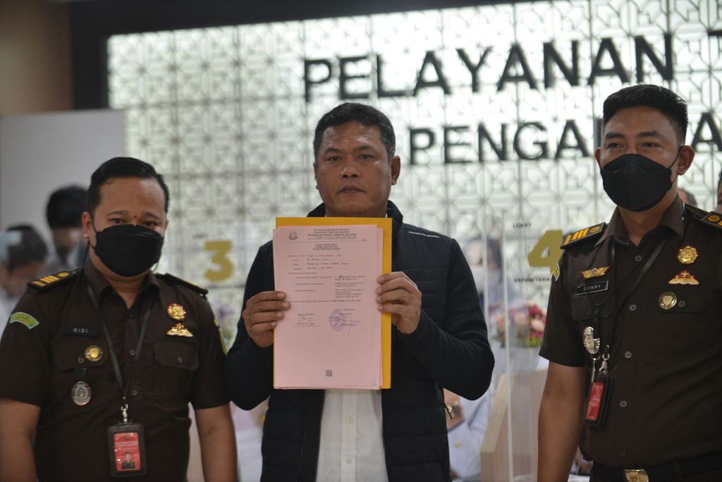 Petugas Pengadilan Negeri (PN) Jakarta Selatan memperlihatkan dokumen bukti penerimaan berkas perkara dan dakwaan bekas Kepala Divisi Profesi dan Pengamanan Polri Ferdy Sambo, di Kompleks Pengadilan Negeri Jakarta Selatan, Senin (10/10/2022). 