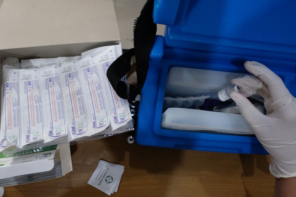 Petugas kesehatan menyiapkan <i>vial</i> vaksin Covid-19 yang akan disuntikkan di Puskesmas Kecamatan Palmerah, Jakarta Barat, Jumat (21/10/2022). Stok vaksin Covid-19 di beberapa puskesmas di Jakarta sudah mulai menipis. 