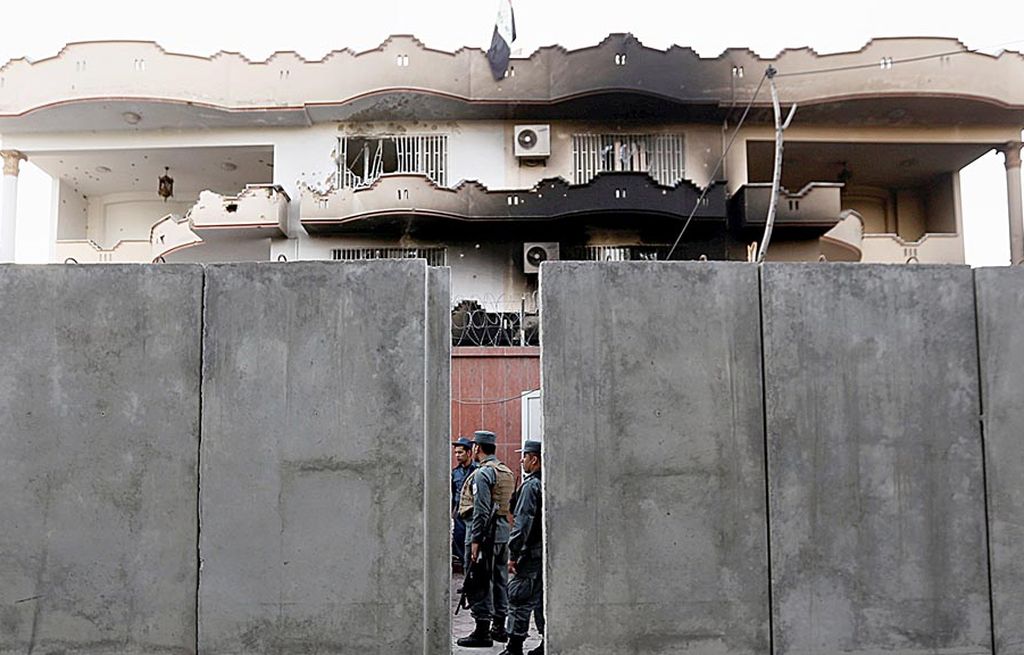 Polisi Afganistan  memeriksa kompleks Kedutaan Besar Irak untuk Afganistan, yang menjadi sasaran serangan yang diklaim milisi Negara Islam di Irak dan Suriah (NIIS) di Kabul, Afganistan, Senin (31/7). Sejumlah pejabat keamanan setempat memperkirakan NIIS akan mengalihkan serangan ke Afganistan setelah terdesak di Irak dan Suriah.  